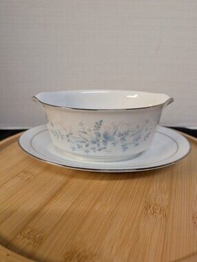 Noritake China CAROLYN 2693 Gravy Boat with Attached Underplate